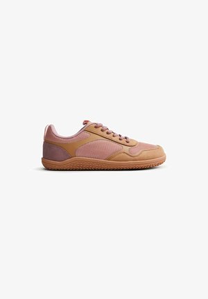 Zapatillas que presentan una combinación de malla y ante en tonos beige y rosa, con puntera redonda y suelas texturizadas que incluyen detalles acentuados en los lados.