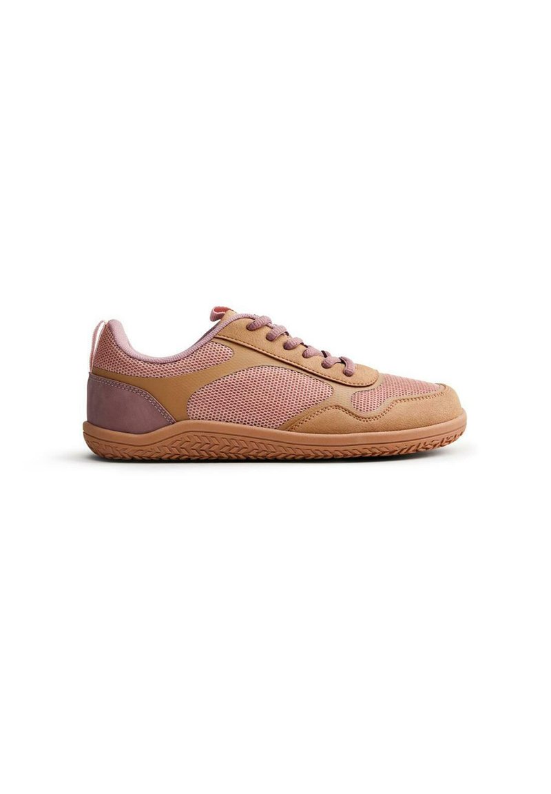 Sneaker caratterizzati da una combinazione di materiali in rete e suede color sabbia e rosa, punta arrotondata e suole texture con dettagli accentuati sui lati.