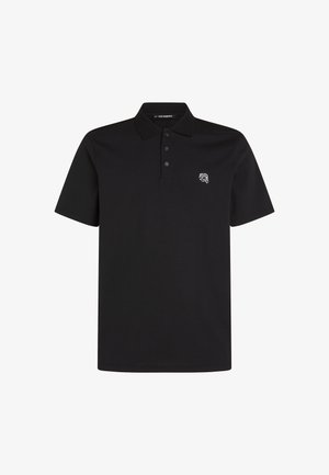 Crna kratka polo majica s kratkim rukavima od pamuka, s trodugmetnom kopčom i malim bijelim logotipom na lijevoj strani prsa.