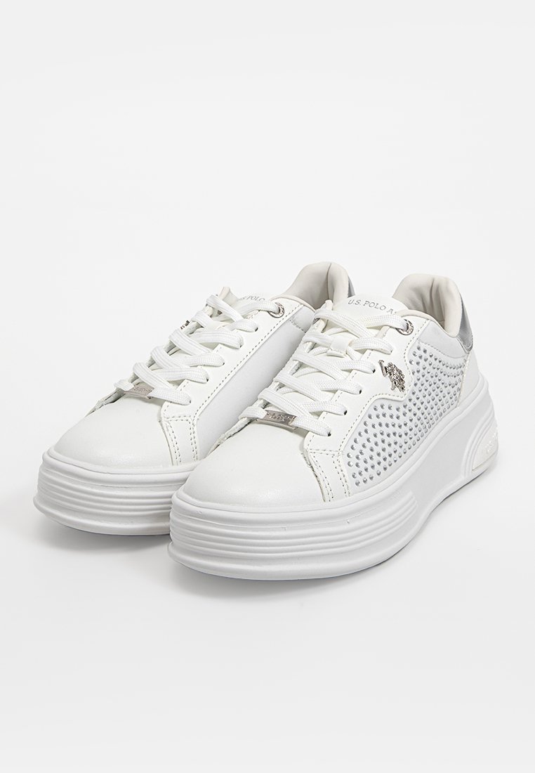 Weißer Sneaker mit einem glänzenden Leder-Obermaterial, perforierten Details an der Seite, runder Zehenpartie, flacher Sohle und metallischen Akzenten an der Ferse.