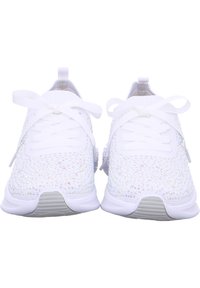 Le scarpe da ginnastica bianche presentano un upper in maglia testurizzata decorato con piccoli accenti iridescenti, chiusura con lacci e una suola ammortizzata.