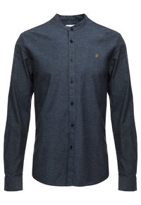 Camisa de hombre de manga larga color gris oscuro con botones y cuello mandarín, con pequeño logo bordado en naranja en el pecho izquierdo.