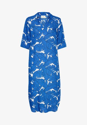 Niebieska sukienka do kolan z krótkimi rękawami, kołnierzykiem oraz wyrazistym wzorem białych i czarnych tropikalnych liści.