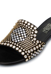 Infradito neri con una fascia decorativa arricchita da rhinestones dorati e trasparenti disposti in schemi geometrici. Parte superiore in tessuto liscio, suola piatta.