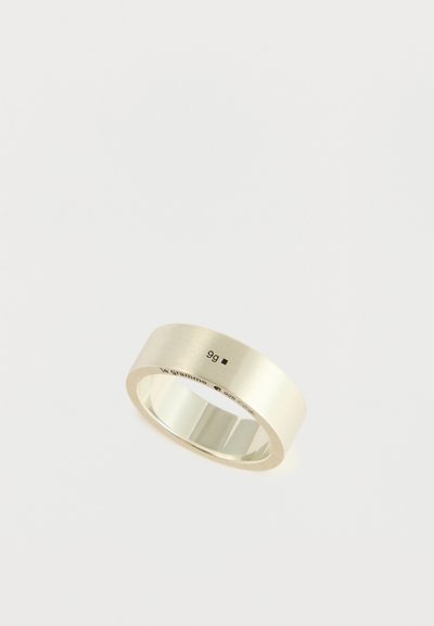 Sølvring med børstet overflade, flad bånd og indgraveret vægt på 9g. Glat inderside for komfort. Minimalistisk design uden mønstre.