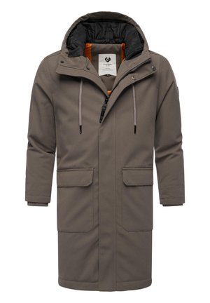 Hnedý nepremokavý parka s kapucňou, s oranžovým podšitím, nastaviteľnými šnúrkami, dvoma prednými vreckami a čiernym vnútorným podšitím.
