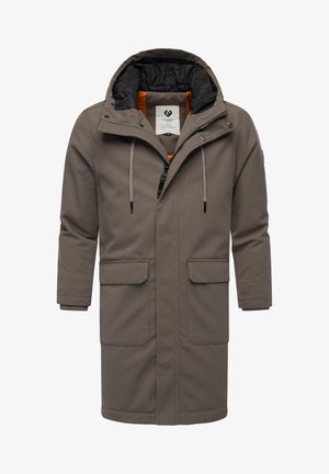 Brūns ūdensizturīgs parka ar kapuci, ar oranžu oderi, regulējamiem auklām, divām priekšējām kabatām un melnu iekšējo oderi.