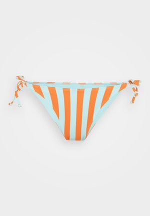 Bikini dno z turkiznimi in oranžnimi navpičnimi črtami, z stranskimi vezalkami in gladko teksturo. Namenjeno za uporabo pri kopalni obleki.