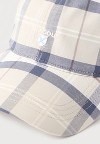 Καπέλο μπέιζμπολ σε μπεζ και μπλε καρό με κεντημένο το λογότυπο Barbour και μικρό έμβλημα ασπίδας στο μπροστινό πάνελ.