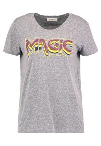 Grå kortærmet t-shirt med rund halsudskæring og et struktureret "MAGIC" grafik i gul og rød. Blødt bomuldsstof.