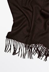 Écharpe marron foncé en tissu doux, avec une texture lisse et des bords frangés, drapée de manière décontractée avec des plis délicats.