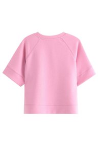 Felpa rosa con maniche raglan corte, realizzata in tessuto morbido, caratterizzata da scollo tondo e vestibilità comoda, texture liscia e senza motivi visibili.