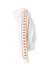 Sudadera blanca con cordón y puños elásticos, con una franja de logo naranja a lo largo de la manga izquierda. Textura de tela suave.