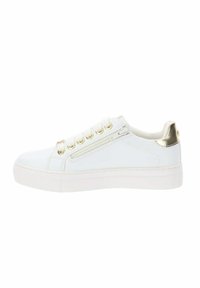 Sneaker bianco con tomaia in pelle liscia, dettaglio in oro metallico sul tallone, suola piatta, sei fori per i lacci e una cerniera laterale per indossarla facilmente.