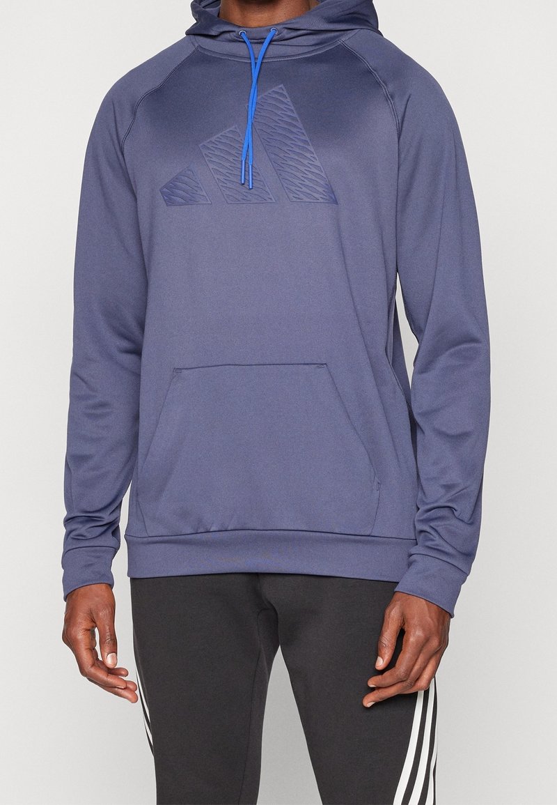 Felpa con cappuccio blu navy con logo texturizzato, coulisse e tasca frontale. Tessuto liscio con un design fitted e polsini a coste.