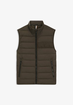 Gewatteerd olijfgroen vest met hoge kraag, voorkant met rits en twee zijzakken. Gelaagd quiltontwerp met zwarte ritssluiting.