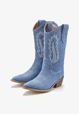 Jeans-Cowboy-Stiefel mit spitz zulaufenden Zehen, hellblauer Farbe, aufwändiger weißer Stickerei und Zuglaschen; holzähnlicher Absatz und strukturiertes Obermaterial.