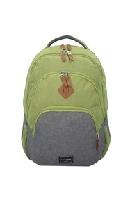 Grüner und grauer Rucksack mit Stoffstruktur, zwei Reißverschlussfächern und Lederakzenten. Mit einem Rautenmuster-Patch an der Vorderseite.