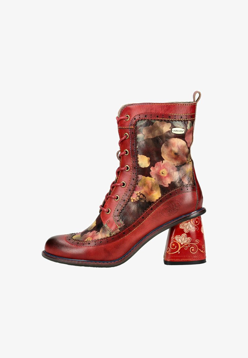 Czerwone skórzane botki za kostkę z kwiecistym wzorem, sznurowane z przodu, z ozdobnym haftem i unikalnym czerwonym wzorzystym obcasem. Materiał jest błyszczący i teksturowany.