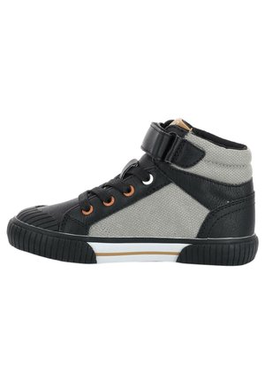 Sneaker alta con punta e tallone in pelle nera, lati in tessuto grigio, lacci neri, occhielli arancioni a contrasto e suola in gomma bianca.