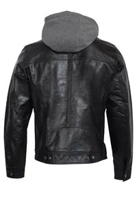 Schwarze Lederjacke mit einer taillierten Passform, versehen mit einer grauen Kapuze. Die Textur ist glatt und glänzend, mit sichtbaren Nähten und Druckknöpfen.