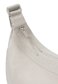 Borsa a tracolla in tessuto grigio chiaro con una texture liscia, dotata di cerniera e tracolla regolabile per una chiusura sicura e un indossamento pratico.
