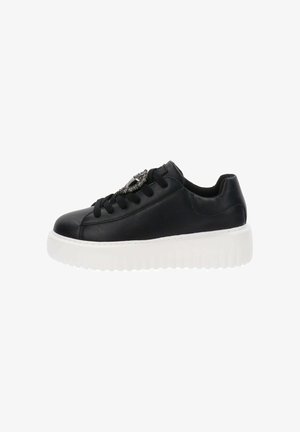Zapatilla de cuero negra con puntera redondeada, cordones tonales y detalles decorativos en la parte superior. Suela de goma blanca gruesa que proporciona contraste.