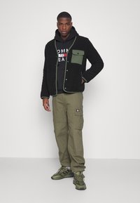 Tommy Jeans REFLECTIVE FLAG HOODIE - Sweatshirt com capuz - black