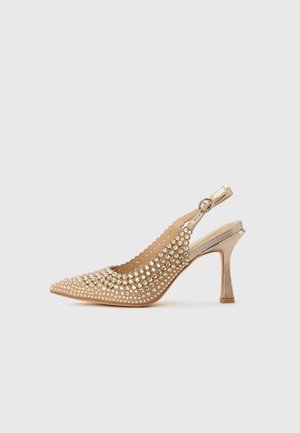 Gullfarget slingback høyhælte sko med spiss tupp, dekorert med perler og rhinestones, og justerbar spenne.