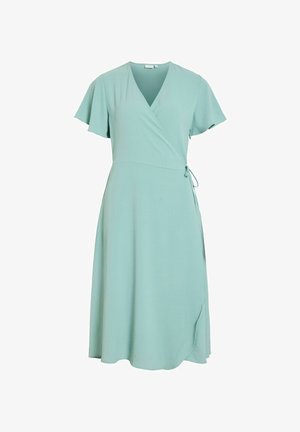 Robe portefeuille vert clair à manches courtes avec ceinture sur le côté, longueur genou, fabriquée en tissu doux et fluide.