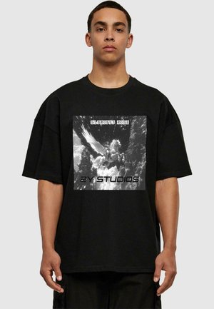 Schwarzes übergroßes T-Shirt mit einem zentralen Grafik-Design eines geflügelten Pferdes, versehen mit dem Text "GLORIOUS RIDE" und "2Y STUDIOS" in Weiß.