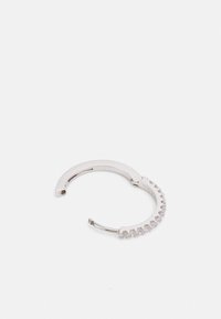 Zilveren oorring met een glad, gepolijst oppervlak en kleine transparante kristallen langs één rand. Het open uiteinde zorgt voor flexibel draagcomfort.