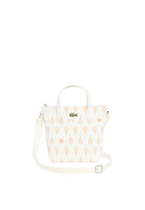 Borsa tote bianca con manici piccoli e tracolla staccabile, decorata con motivi di racchette da tennis arancioni e logo coccodrillo verde.