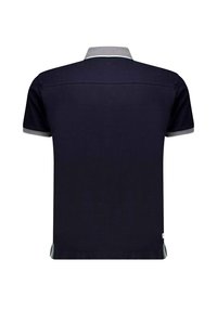 Polo marine avec un col gris et des bordures de manches grises, manches courtes, et fentes sur les côtés à l'ourlet pour plus de liberté de mouvement.