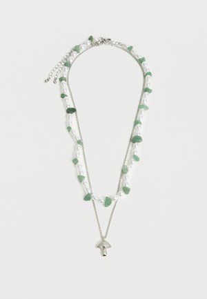 Κολιέ διπλού στρώματος με λευκά μαργαριτάρια, πράσινες πέτρες και ασημένιο μενταγιόν σε σχήμα μανιταριού σε λεπτή αλυσίδα, παρουσιασμένο σε λευκό φόντο.