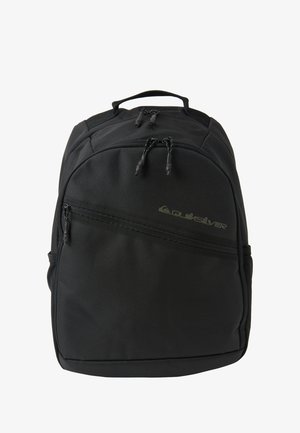 Sac à dos noir en tissu durable, doté de deux compartiments à fermeture éclair, de bretelles rembourrées et d'une poignées supérieure. Logo affiché à l'avant.