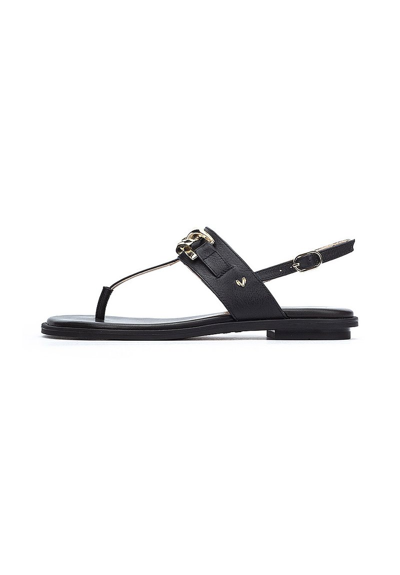 Sandalias de cuero negro con suela plana, que cuentan con un separador de dedos, correa en el tobillo y un detalle de hebilla dorada. Textura suave con un diseño minimalista.
