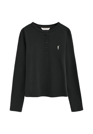 Camiseta henley de manga larga negra con cuatro botones y un pequeño logo de golfista blanco bordado en el pecho izquierdo.