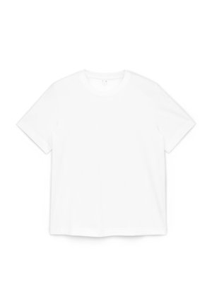 Yksivärinen valkoinen lyhythihainen T-paita pyöreällä pääntiellä, aseteltu tasaisesti valkoiselle taustalle.