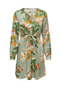 Robe à manches courtes, longueur genou en tissu bleu clair avec des motifs floraux verts, orange et crème. Elle comporte une ceinture et une fermeture à boutons sur le devant.