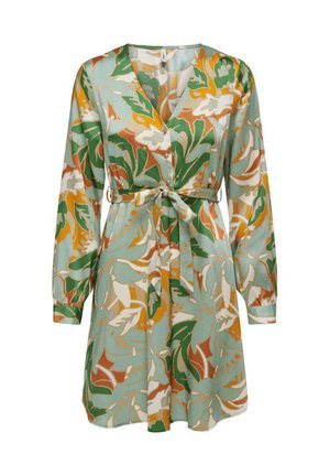 Robe à manches courtes, longueur genou en tissu bleu clair avec des motifs floraux verts, orange et crème. Elle comporte une ceinture et une fermeture à boutons sur le devant.