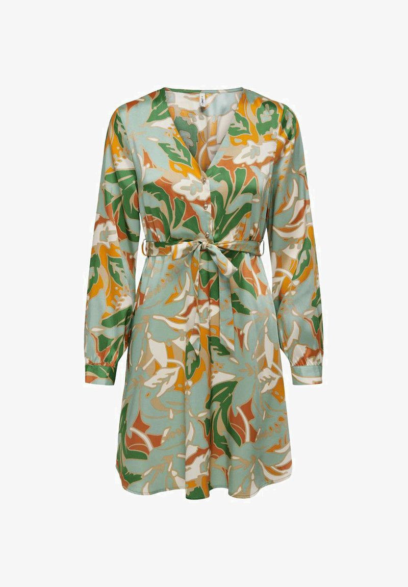 Robe à manches courtes, longueur genou en tissu bleu clair avec des motifs floraux verts, orange et crème. Elle comporte une ceinture et une fermeture à boutons sur le devant.