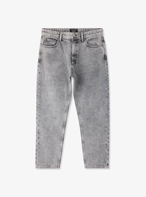 Jeans acid-wash grigio chiaro con tasche frontali, passanti per cintura e chiusura con bottone e zip, distesi su uno sfondo bianco.