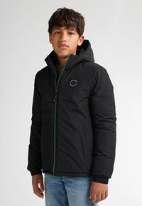 Giacca nera con cappuccio, zip frontale, dettagli teal a contrasto, polsini elasticizzati e una toppa con logo sul petto. Tessuto dalla texture liscia.