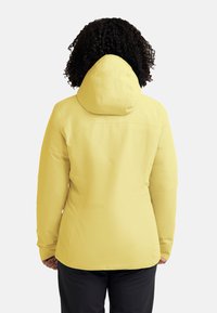 Veste imperméable jaune au design ajusté avec capuche. Texture lisse, manches longues et ourlets réglables pour un ajustement sur mesure.