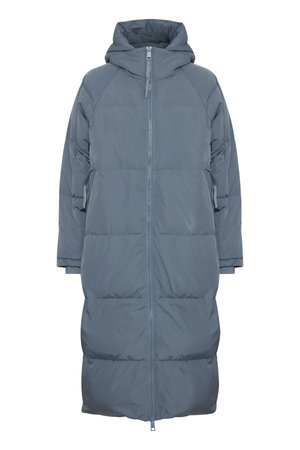 Long manteau d'hiver matelassé bleu-gris avec capuche, fermeture éclair intégrale à l'avant et poches latérales, conçu pour la chaleur et la couverture.