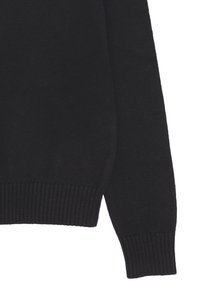 Maglione nero lavorato a maglia con orlo e polsini a costine. Presenta un collo rotondo e una texture liscia, adatta per essere indossata a strati.