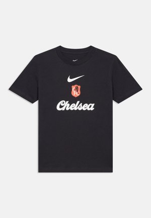 Czarny t-shirt z krótkim rękawem z białym logo Nike, czerwono-czarnym herbem Chelsea FC oraz białym napisem „Chelsea” z przodu.