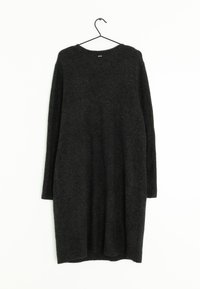 Robe pull en tricot gris foncé avec des manches longues, des bords côtelés, un col large et une silhouette droite, suspendue à un crochet.