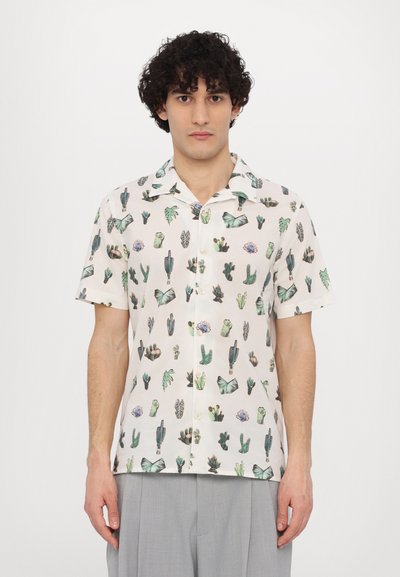 Camicia a maniche corte in tessuto beige chiaro con stampa di cactus e piante in diverse tonalità di verde e viola, con colletto e chiusura a bottoni.